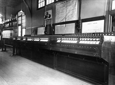 807382 Interieur van het seinhuis in het H.S.M.-station Haarlem te Haarlem.